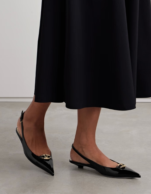 VALENTINO GARAVANI 브이로고 볼드 장식 페이턴트 가죽 펌프스 20mm