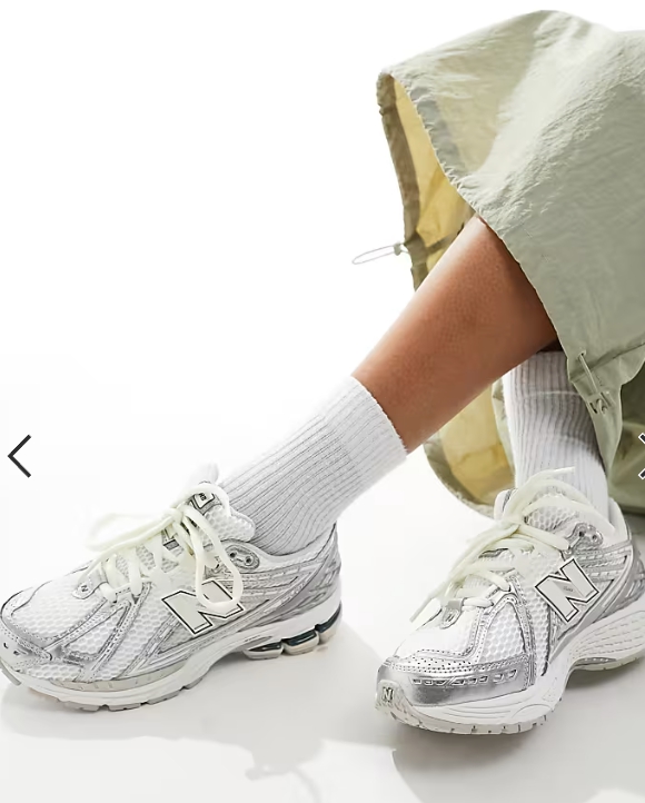 코드 종료됨.New Balance 1906 sneakers in silver