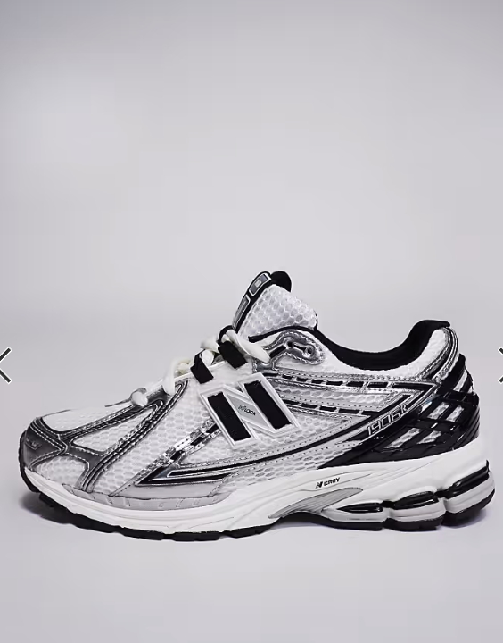 코드 종료됨.New Balance 1906 sneakers in white with black and silver details