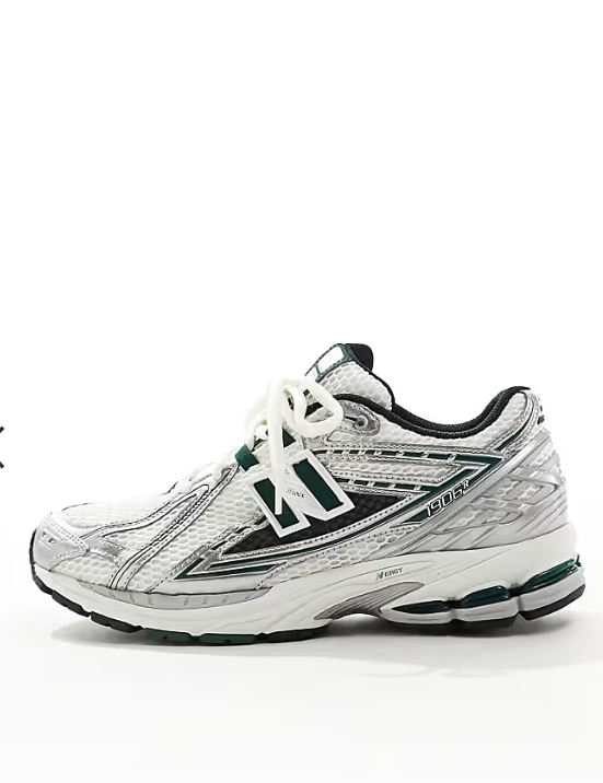 코드 종료됨.New Balance 1906 sneakers in white with silver and green details