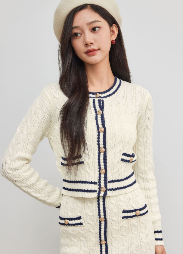 12만원이상 25% Knit Round Neckline Button Contrasting Binding Crop Top