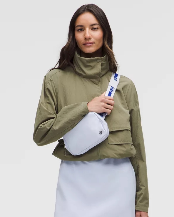 에브리웨어 벨트백 1L 워드마크