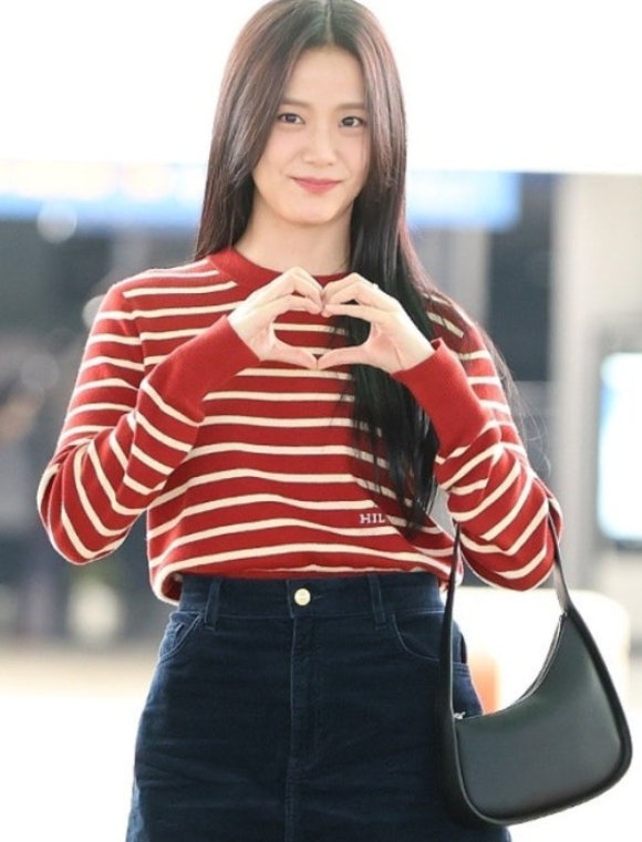 더로우 하프문백 블랙핑크 지수 착용 30% 세일